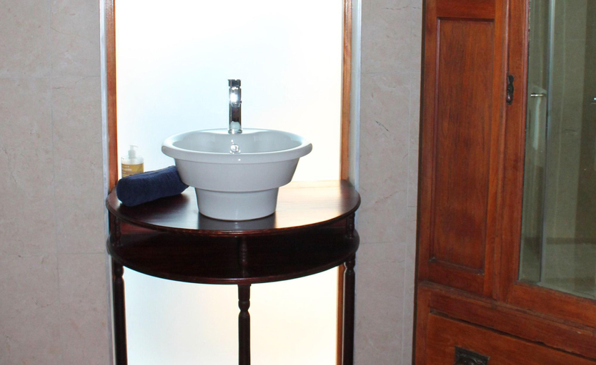 Bathroom 4, Goblin's Inn, West Coast