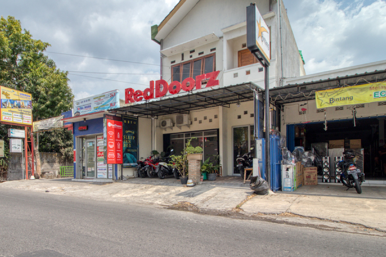 Exterior & Views 1, RedDoorz Hostel near Terminal Condongcatur Jogja, Sleman