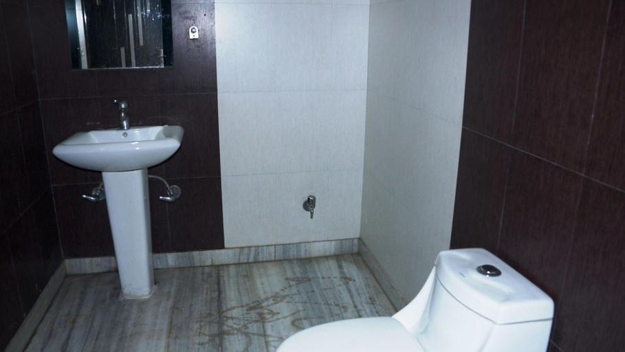 Bathroom, Maxfort Medicity, Gurgaon