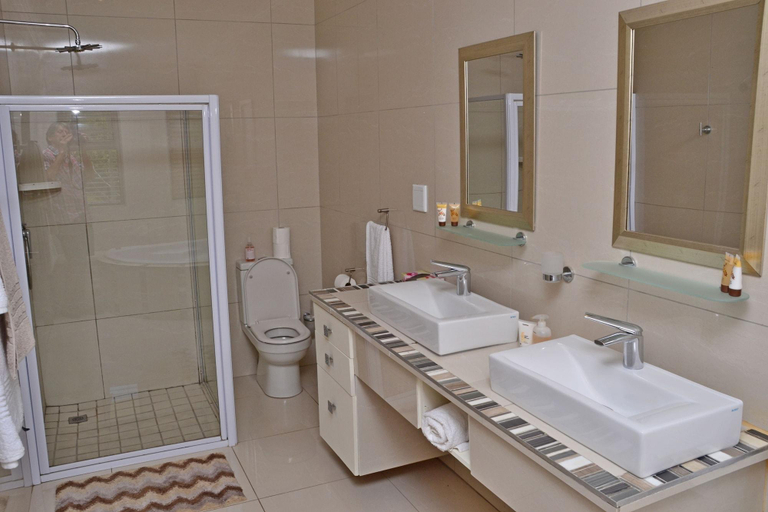 Bathroom 5, Mackenzies Accommodation, Buffalo City