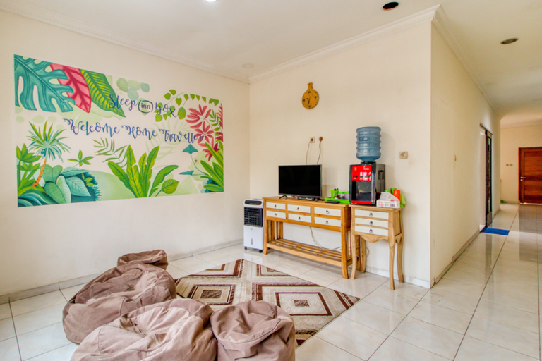 Public Area 4, RedDoorz Hostel near Terminal Condongcatur Jogja, Sleman