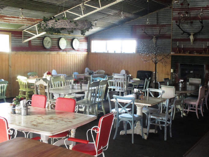 Food & Drinks 5, Owls Nest Motel, Waitomo