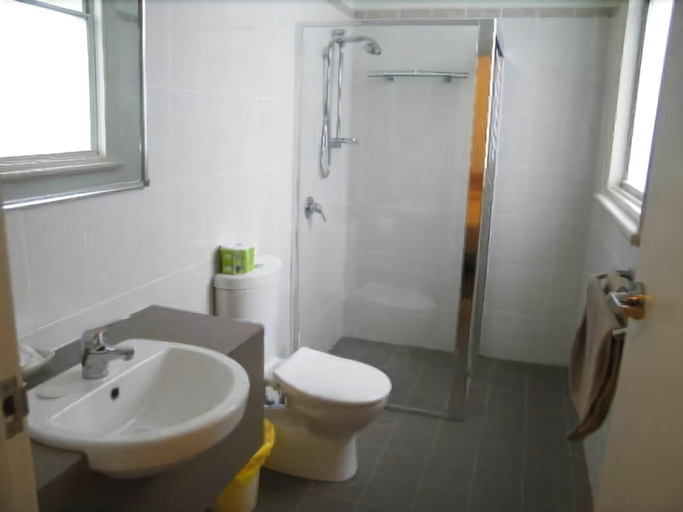 Bathroom 3, Empire Hotel Goulburn, Goulburn Mulwaree - Goulburn