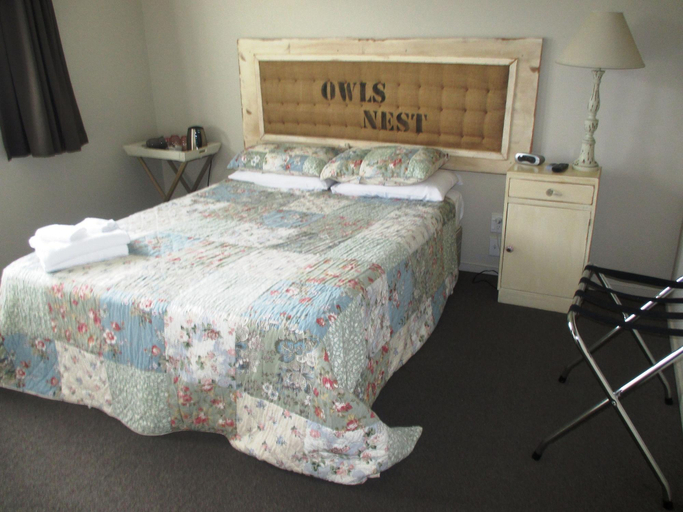Bedroom 3, Owls Nest Motel, Waitomo