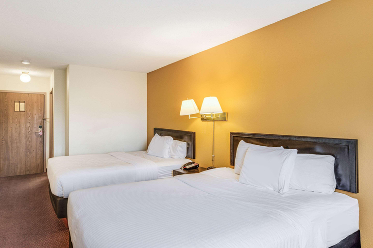 Bedroom 3, Econo Lodge Whitehall Near Michigan's Adventure, Muskegon