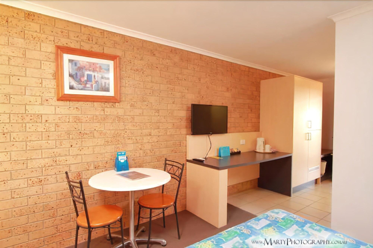 Bedroom 2, Morayfield Tavern & Motel, Morayfield