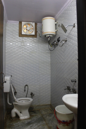 Bathroom 4, Hotel Marwari, Delhi
