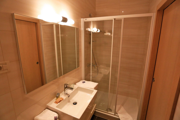 Bathroom 3, Zoilo Rooms self check-in, Zadar