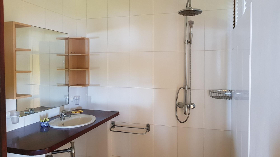 Bathroom 4, Linareva Moorea Beach Resort