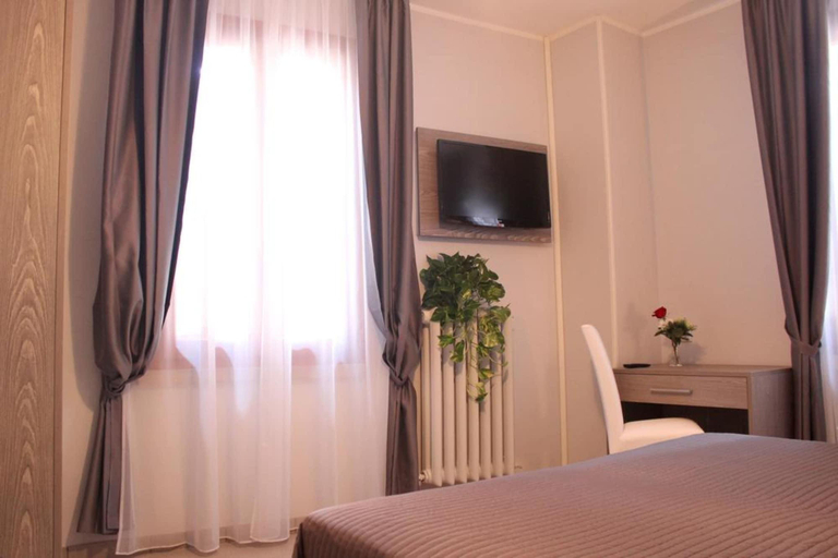 Bedroom 4, Hotel Savoia, Mantua