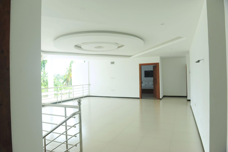 Public Area 3, Sunstar, Kuchchaveli