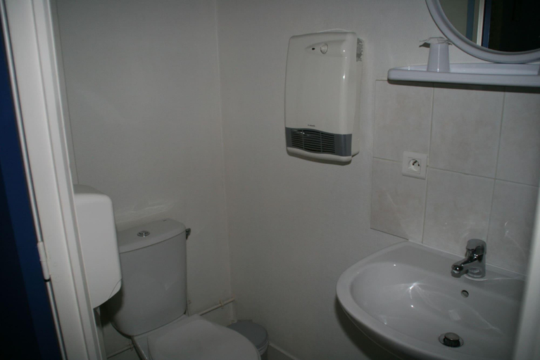 Bathroom 4, Hôtel - Restaurant - Brasserie Saint Germain, Orne