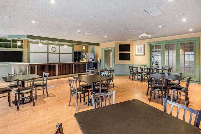 Food & Drinks 5, Econo Lodge Whitehall Near Michigan's Adventure, Muskegon