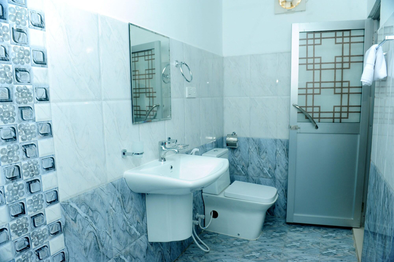 Bathroom 5, Sunstar, Kuchchaveli