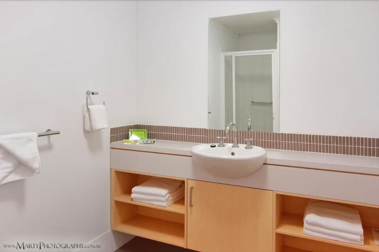 Bathroom 5, Morayfield Tavern & Motel, Morayfield