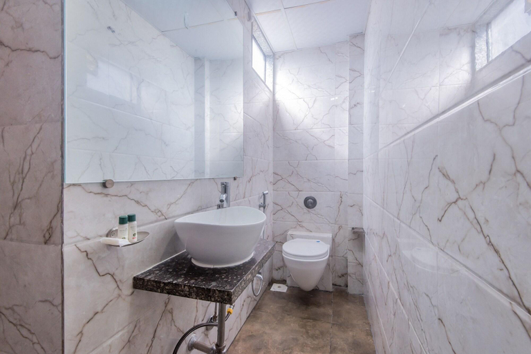 Bathroom 5, Arton By Hotel Avion Palace - Near International Airport, Mumbai Suburban