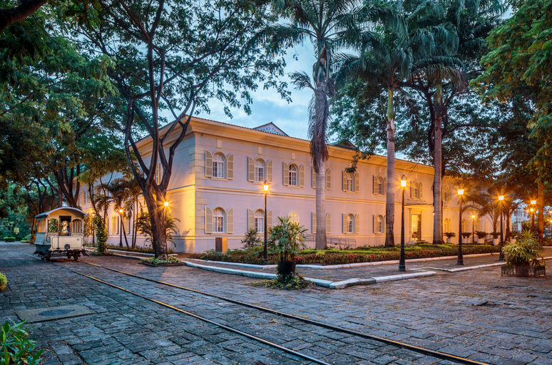 Exterior & Views