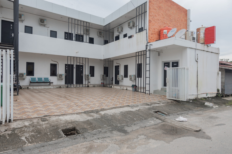 Exterior & Views 2, RedDoorz @ Sani Guest House Balikpapan, Balikpapan