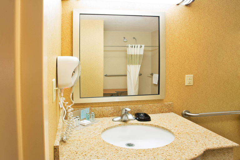 Bathroom 4, Hampton Inn & Suites Laurel, Jones