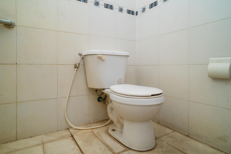 Bathroom 4, Puri Saras Bintaro Syariah Mitra RedDoorz, South Tangerang