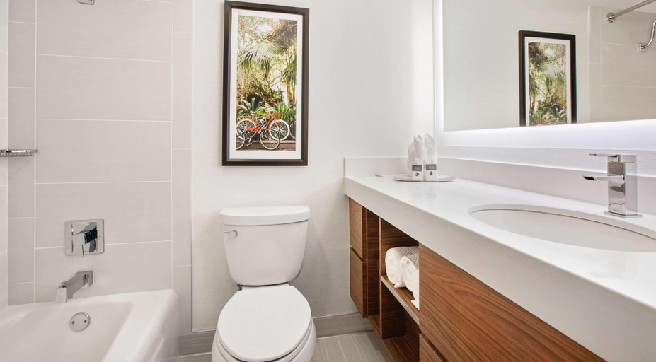 Bathroom 5, Doubletree Hotel New Orleans, Orleans