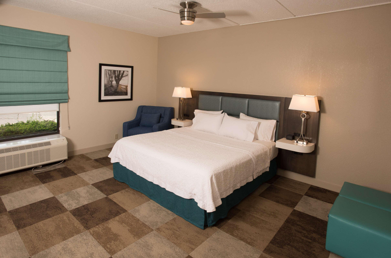 Bedroom 4, Hampton Inn Wooster, Wayne