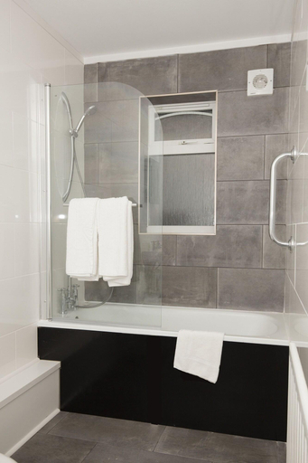 Bathroom 4, The Angel Hotel, Hampshire