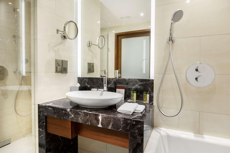 Bathroom 5, DoubleTree by Hilton Warsaw, Warsaw