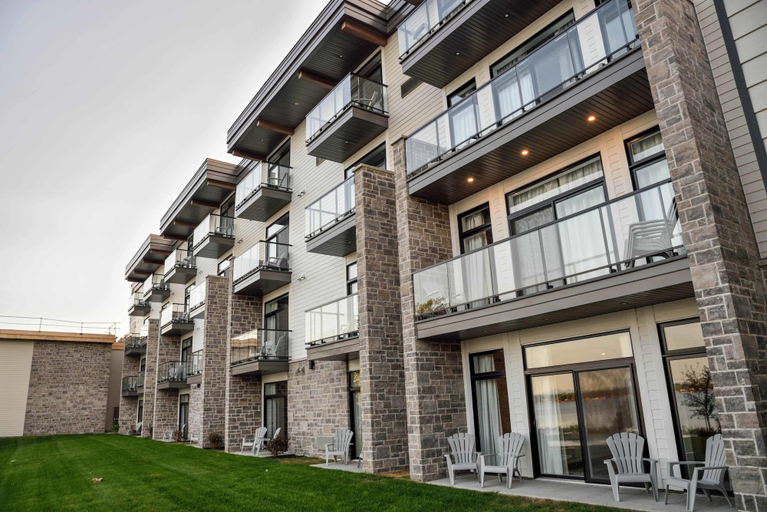 Exterior & Views