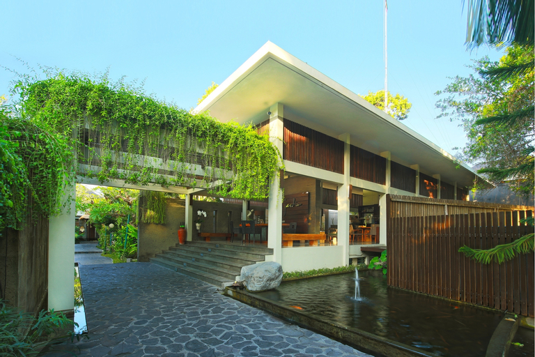 Exterior & Views
