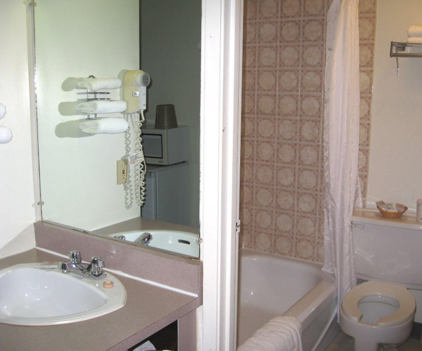 Bathroom 5, Colonial Inn, Division No. 7