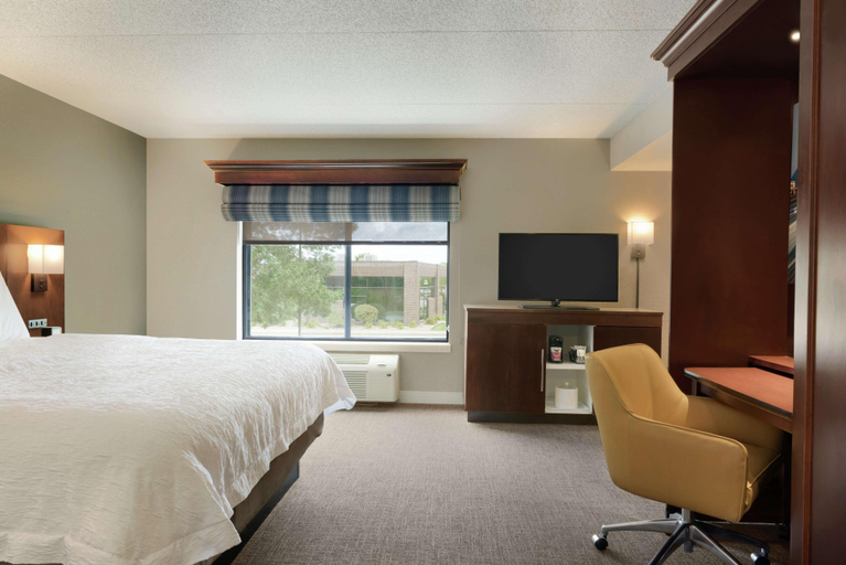 Bedroom 3, Hampton Inn West Des Moines Lake Drive, Dallas