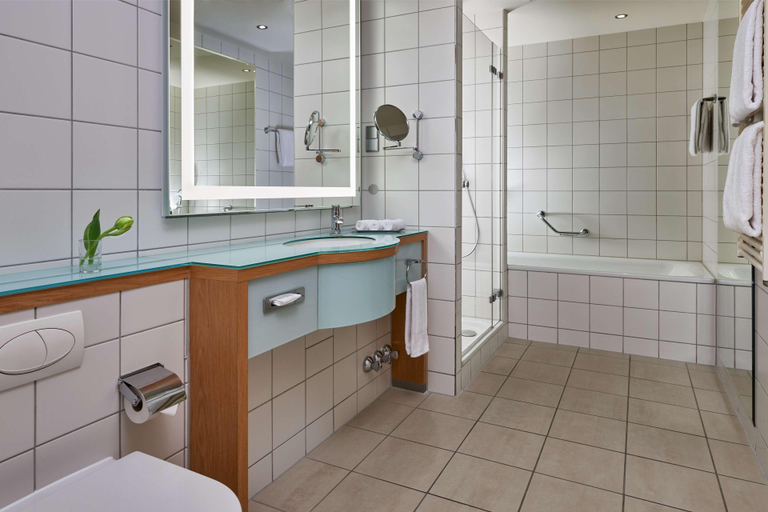 Bathroom 5, Hilton Cologne, Köln