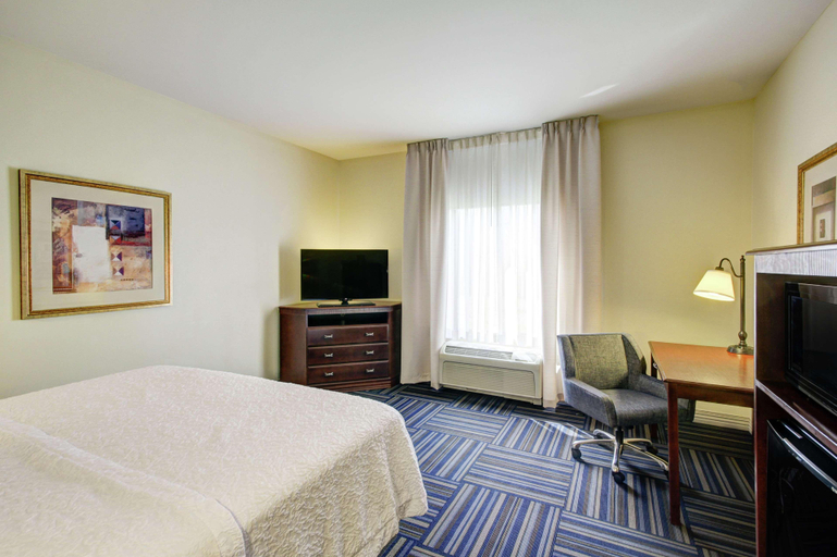 Bedroom 3, Hampton Inn & Suites Alexandria, Douglas