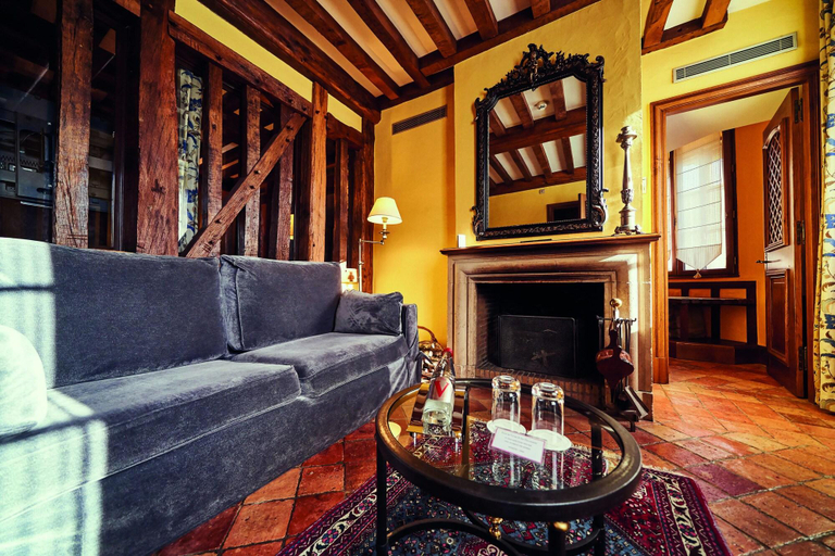 Public Area 4, Relais Bernard Loiseau, Côte-d'Or