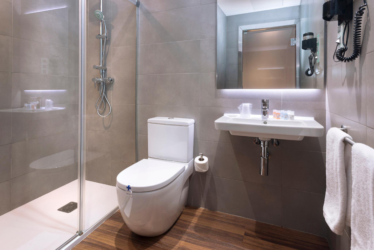 Bathroom, Hostal Opera Ramblas, Barcelona