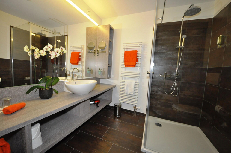 Bathroom 4, Parkhotel Langenthal, Aarwangen