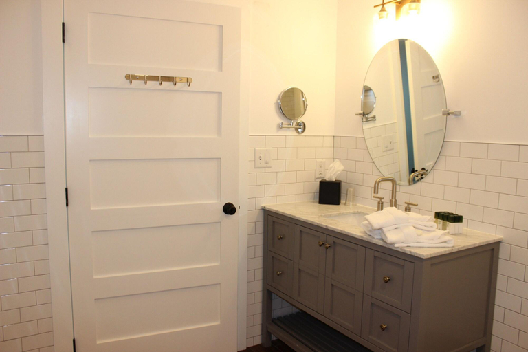 Bathroom 3, The Edgewood Inn, Merrimack