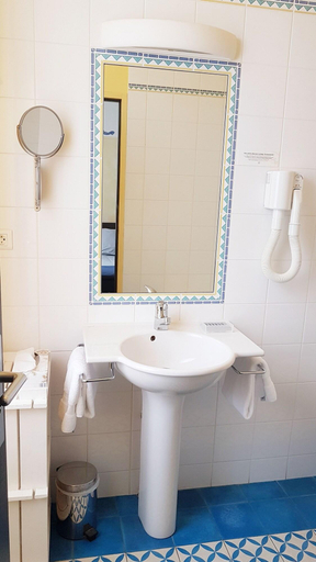 Bathroom 5, Hôtel de la Presqu'Ile, Finistère