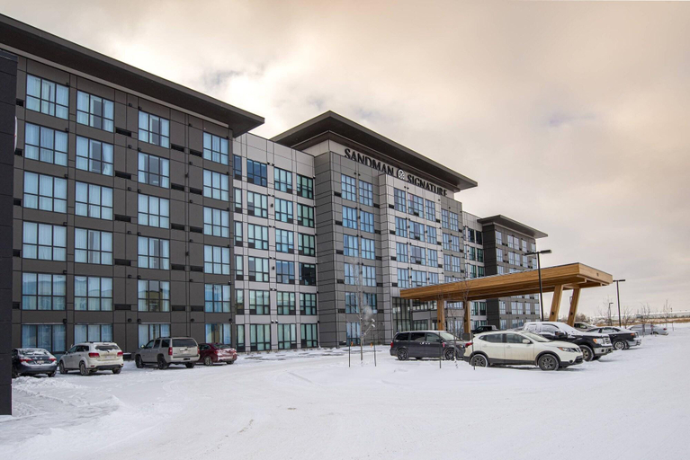Exterior & Views