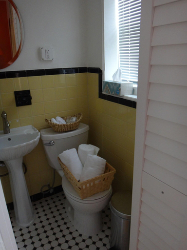 Bathroom 4, Chelsea Pub & Inn, Atlantic