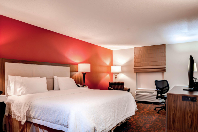 Bedroom 3, Hampton Inn St. Joseph, Buchanan