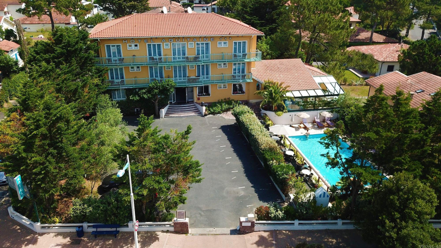 Exterior & Views