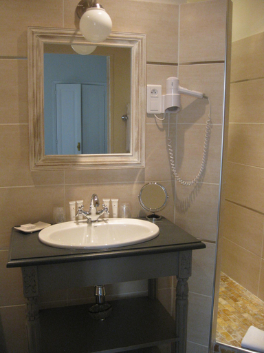 Bathroom 4, Hôtel de l'Amphithéâtre, Gard