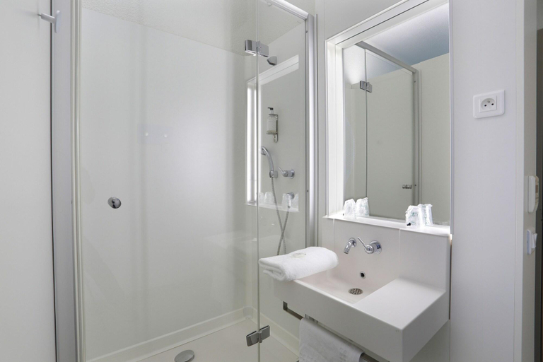 Bathroom 4, First Inn Hotel Les Ulis, Essonne