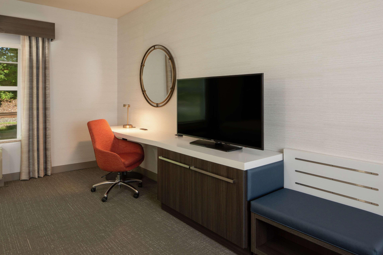 Bedroom 3, Hilton Garden Inn Freeport Downtown, Cumberland