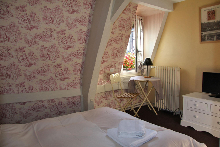 Bedroom 3, Logis Hotel Restaurant LE COCHON D'OR, Eure