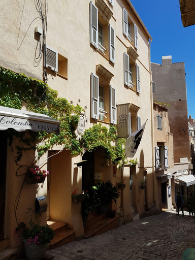Exterior & Views