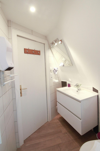 Bathroom 4, Hôtel La Couronne, Lot-et-Garonne