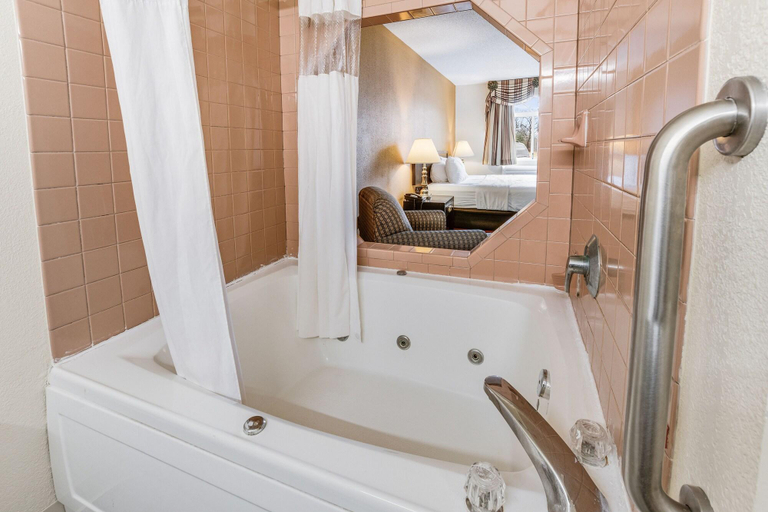Bathroom 4, Oyo Hotel Whitehall Mi, Muskegon